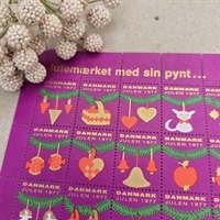 lilla-julemærker-dekoreret-granguirlander-med-rodt-guld-juletræspynt-julemaerke-1977